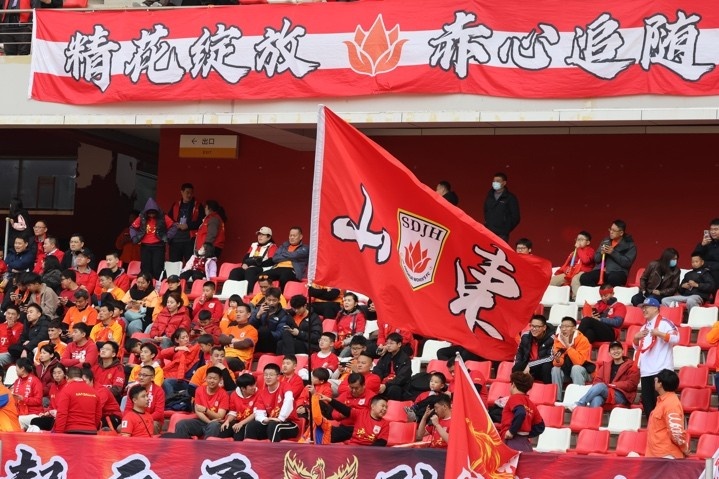 主場(chǎng)上萬名球迷的吶喊助威，給山東體彩女足征戰(zhàn)女超增添了能量與動(dòng)力
