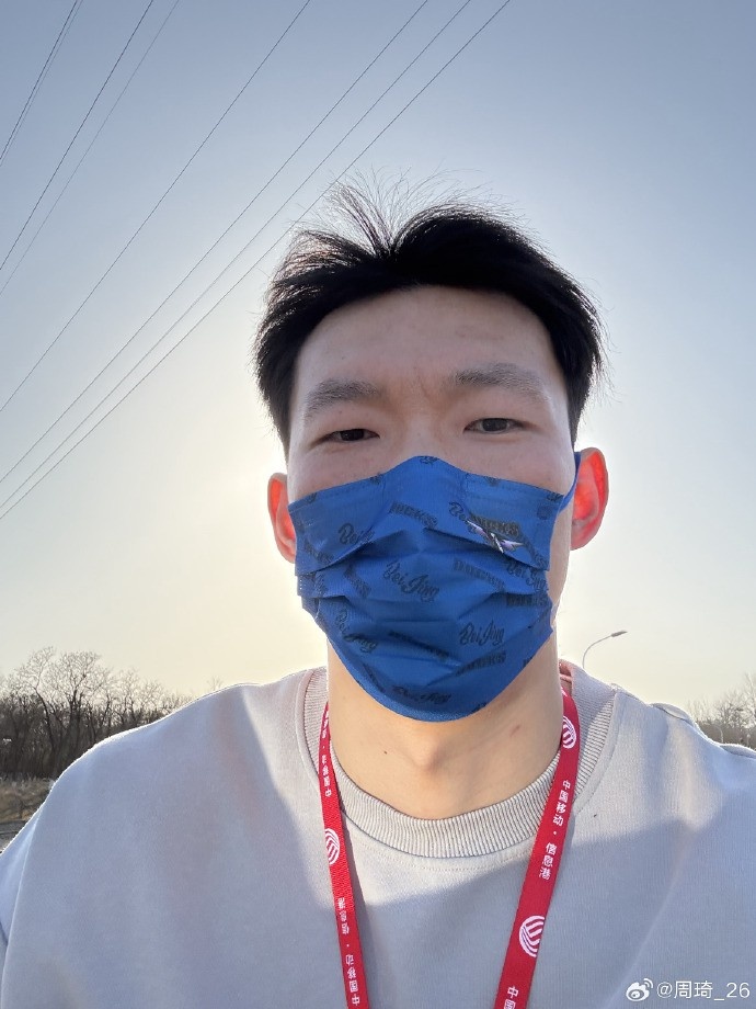 悠閑！周琦騎京牌電動(dòng)車出行：太陽出來了 開京牌兜兜風(fēng)！