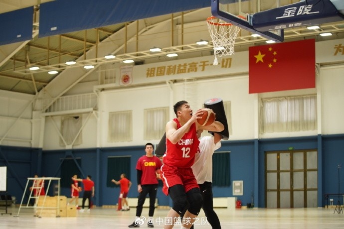 中國籃球之隊官博：大塊頭 大能量 祝李炎哲25歲生日快樂！