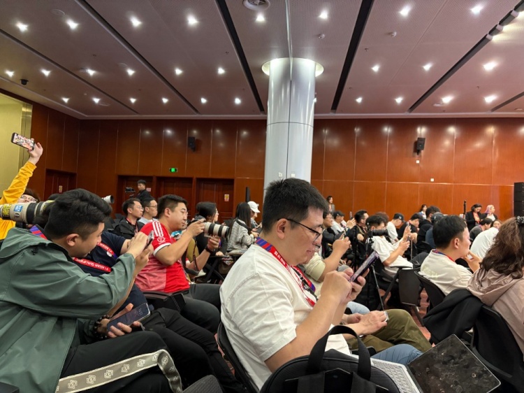 萬眾矚目！記者擠滿國足賽前新聞發(fā)布廳，賽場記者預(yù)計超300人