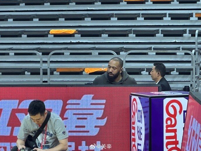 今晚不打？廣東主場迎戰(zhàn)廣廈 吉倫沃特一身便裝現(xiàn)身球館