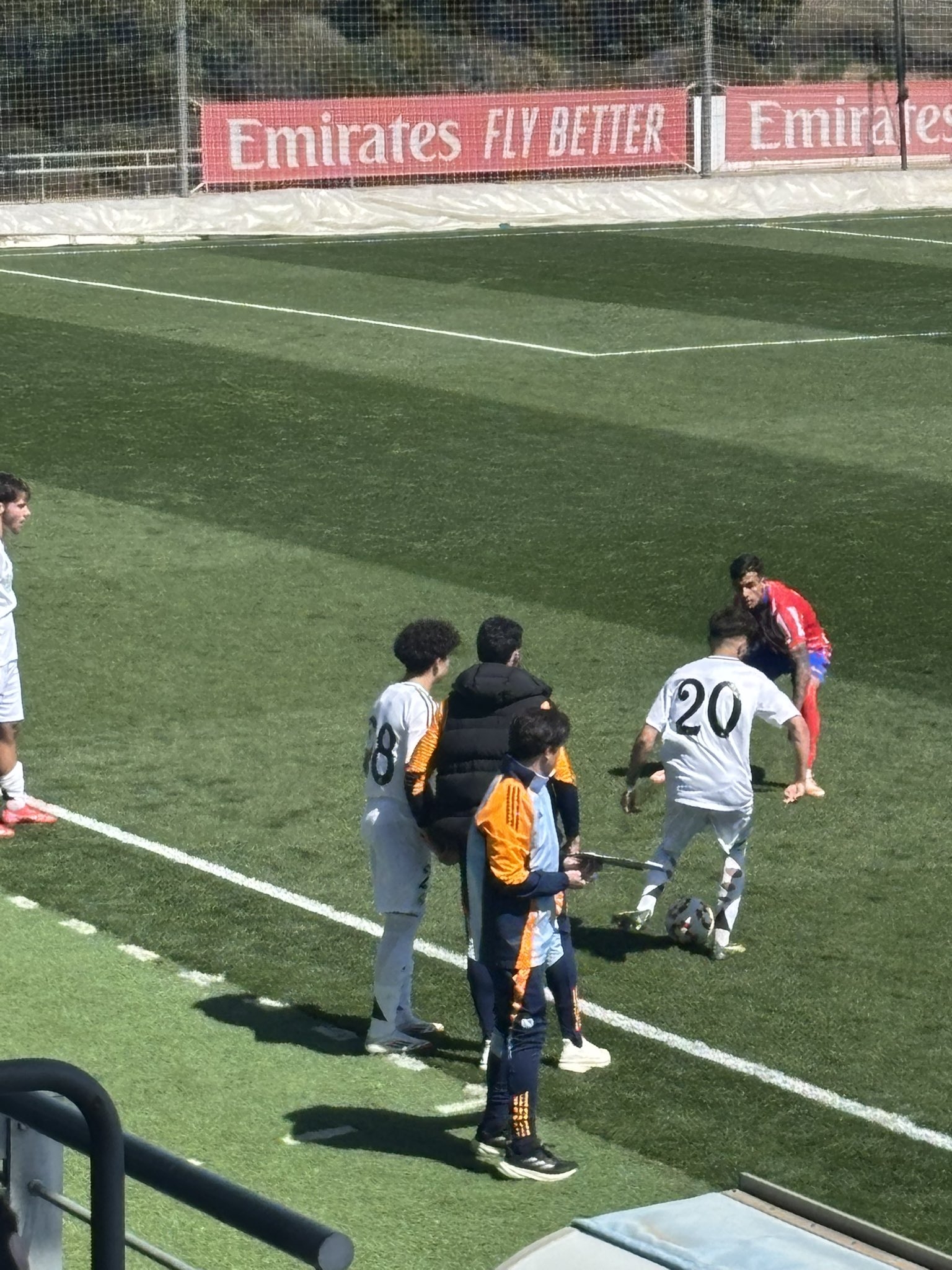 天賦滿滿！馬塞洛15歲兒子恩佐皇馬U19首秀，登場5分鐘腳后跟助攻