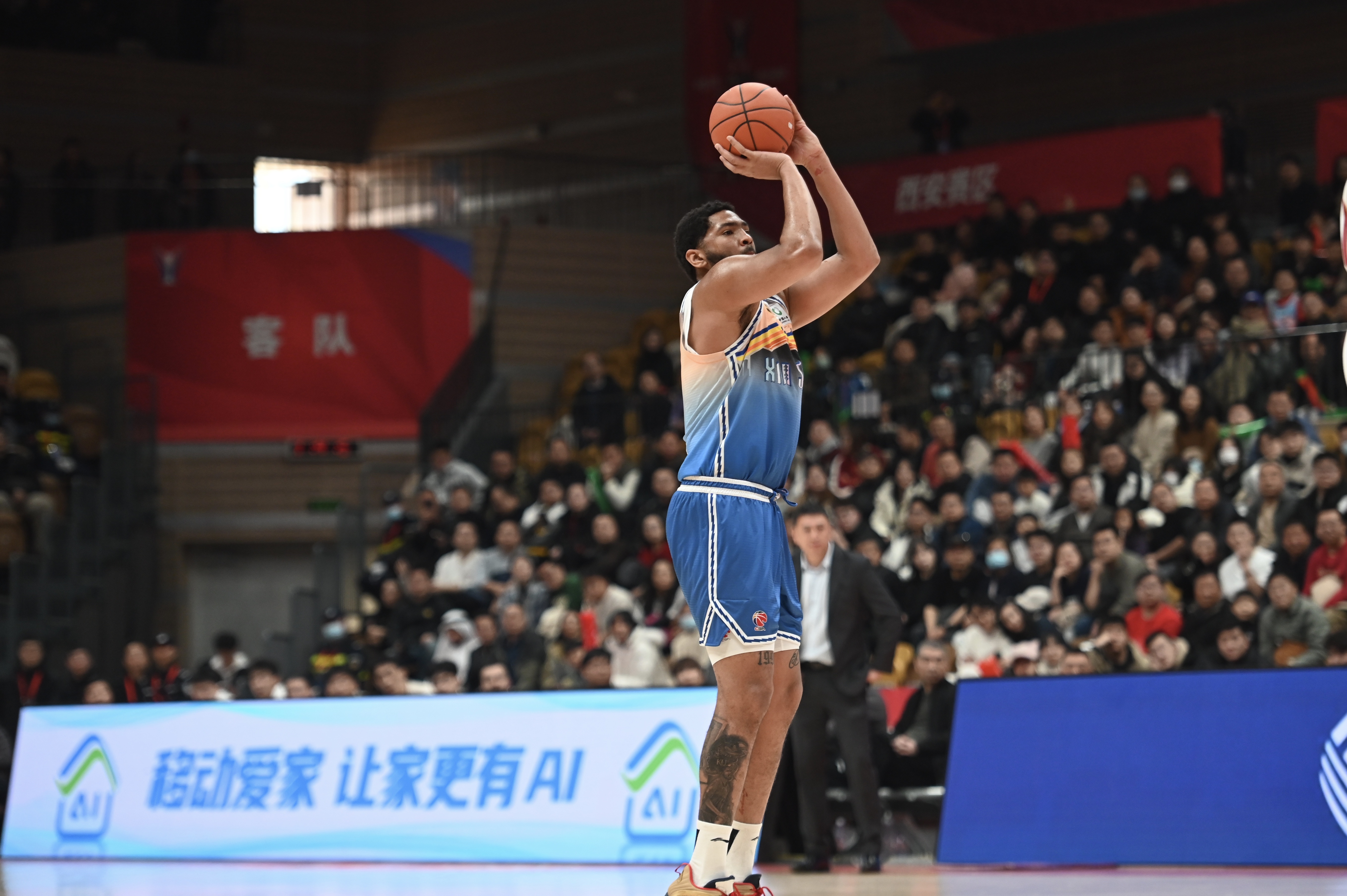 率先發(fā)力！新疆外援勞森首節(jié)7中5拿到11分 三分2中1